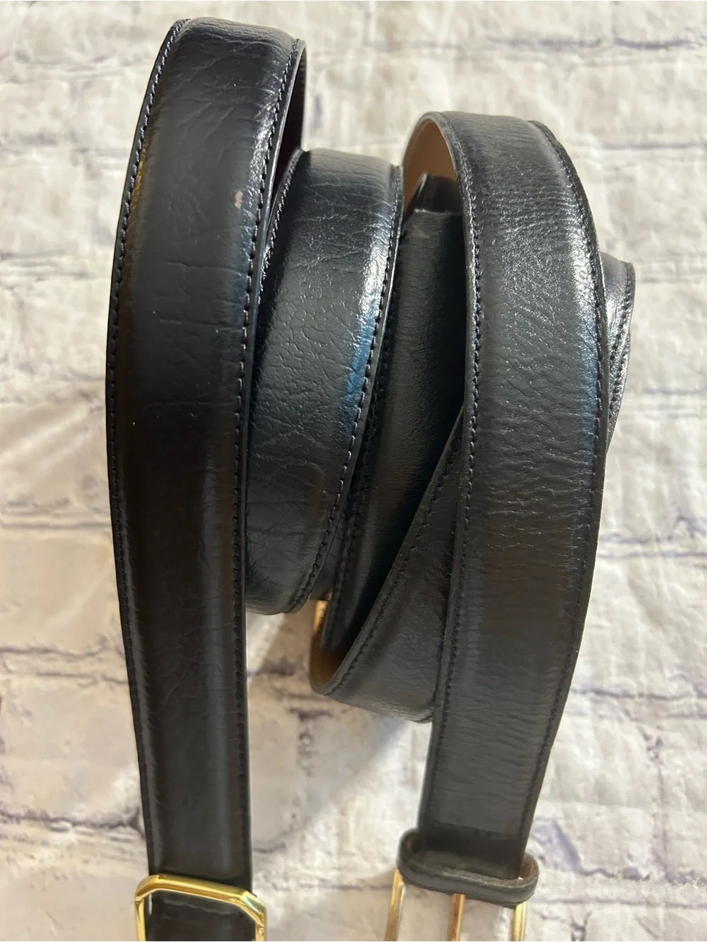 BENCH CRAFT LEATHER BLACK BELT AND BLACK LEATHER BELT SIZE 46 GOLD TONE BUCKLES